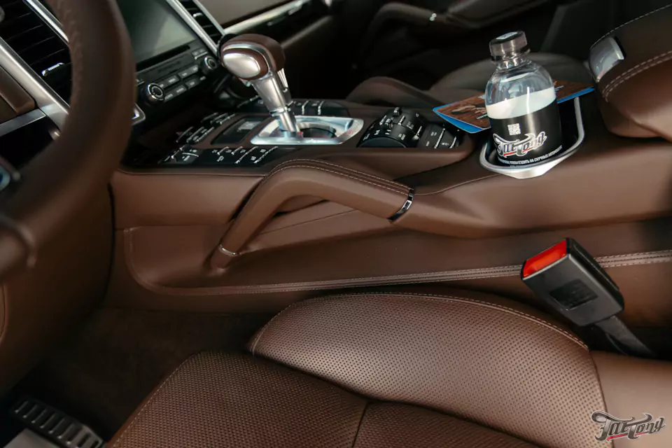 Частичный пошив салона Porsche Cayenne в кожу, полировка и керамика кузова